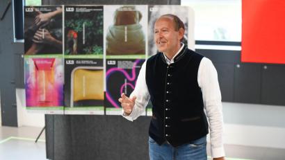 Bild: Tobias Schwarzmeier
Ein Mammutprogramm hat sich das Landestheater Oberpfalz für die kommende Spielzeit vorgenommen. Künstlerischer Leiter Christian A. Schnell stellt die 12 Neuinszenierungen und 3 Wiederaufnahmen vor.