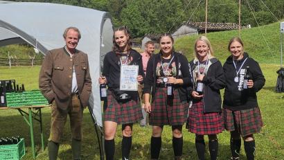 Bild: Christian Faderl/exb
Im Freilichtmuseum des früheren Skirennfahrers Markus Wasmeier schlagen sich Svea Engelmann, Sabrina Janker, Sandra Schmidt und Roxana Schug (von links) hervorragend und sichern sich Rang 2 bei den Highland-Games.