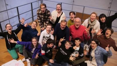 Bild: Max Hegner/exb
Das Team von Mut schreibt fleißig an einem neuen Bühnenstück für das Ovigo-Theater.