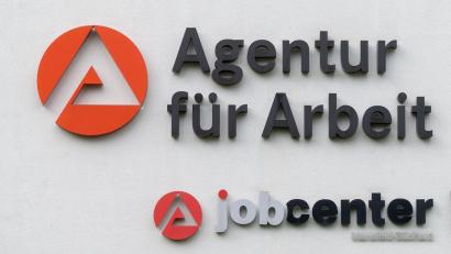 Symbolbild: Hendrik Schmidt/dpa-Zentralbild/dpa
Ein Mann wollte in Hof mit einem Teleskopschlagstock ins Jobcenter.