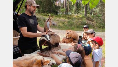 Bild: lgc
Ein Wolpertinger durfte bei den Tierpräparaten nicht fehlen, die Stefan Lautner den Kindern präsentierte.