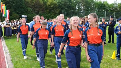 Bild: Hirsch
Strahlende Gesichter: Die Mädchen der Feuerwehr Oberneukirchen können den deutschen Meistertitel beim internationalen Wettbewerb in Burglengenfeld verteidigen.