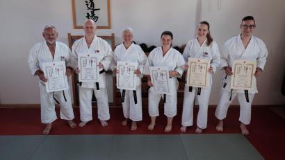 Bild: Markus Baier/exb
Die Oberviechtacher Karatekas Johann Ruml (von links), Johann Plecher, Sabine Köppl, Renate Baier, Anna Schönberger und Michael Hirn stellten sich erfolgreich einer Prüfung.