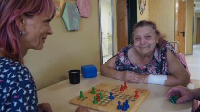 Bild: bl
Mechthilde Klar, hier mit Mitarbeiterin Peggy Kulik (links) freut sich über einen Sieg bei Mensch-ärgere-dich-nicht-Spielen, über ihr Mitbestimmungsrecht im Jägerhof und auf ein eigenes Zimmer.