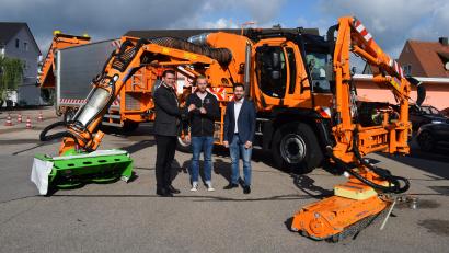 Bild: bnr
Landrat Thomas Ebeling (links) und der Leiter der Tiefbauverwaltung des Landkreises Schwandorf, Paul Witt, (rechts) übergaben den neuen Unimog U 530 mit Mähgutanhänger und Grünpflegekopf an Peter Forster (Mitte) vom Kreisbauhof.