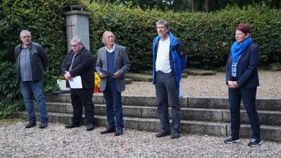 Bild: wel
Thomas Hiltl, Christian Dietl, Franz Schindler, Willi Rester und Margit Reichl (von links) äußerten ihre Gedanken zum Antikriegstag am Plattenberg bei Neunburg vorm Wald.