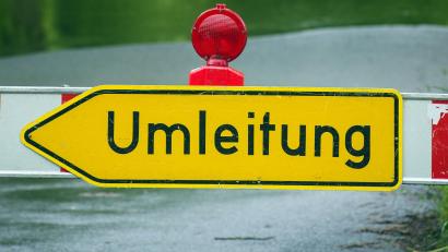 Symbolbild: David Ebener/dpa
Für ungefähr vier Wochen müssen Verkehrsteilnehmer, die sonst zwischen Großenschwand und Tännesberg unterwegs sind, eine Umleitung in Kauf nehmen.