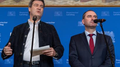 Archivbild: Peter Kneffel/dpa
Ministerpräsident Markus Söder (links) wird am Sonntag um 11 Uhr über seinen Vize Hubert Aiwanger (rechts) sprechen.
