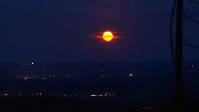 Bild: Norbert Tretter/exb
Ende August 2023 hat Norbert Tretter den Blutmond mit der Kamera eingefangen.