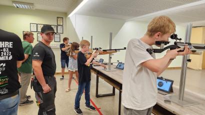 Bild: bk
35 Schüler aus Weiherhammer sowie eine Jugendgruppe aus Weiden schnuppern am Sportschießen.