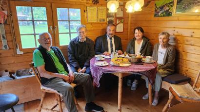 Bild: fvo
Ludwig Geitner, Pfarrer Norbert Götz, Bürgermeister Josef Beimler, Sieglinde Ertl und Anneliese Geitner (von links).