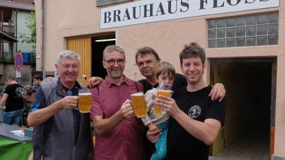 Bild: le
Viele gute Freunde und Stammkunden konnte Ludwig Koch mit Söhnchen Franz (rechts) begrüßen.