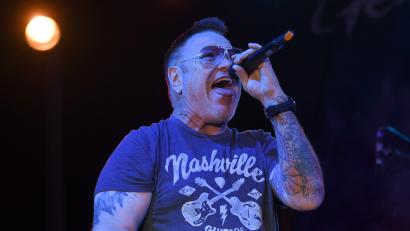 Bild: Jim Rassol
Steve Harwell von der Band Smash Mouth tritt bei Super Clematis by Night auf. Harwell, der ehemalige Frontsänger der US-Rockband Smash Mouth, ist im Alter von 56 Jahren gestorben.