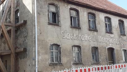 Bild: fla
Der Bereich vor dem Anwesen Marktplatz 4 ist abgesperrt. Es besteht die Gefahr, dass weitere Teile des Dachs herabstürzen.
