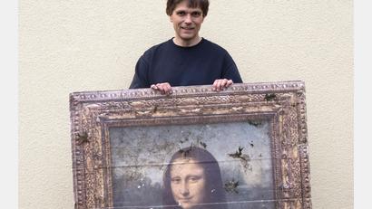 Archivbild: Krapf (privat)
Stefan Krapf zeigt einen Teil des Mona-Lisa-Plakats, das Gegenstand eines Rechtsstreits zwischen ihm und den Granitwerken Baumann war.