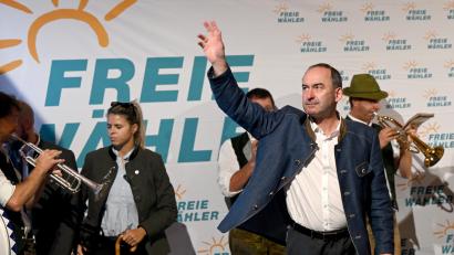 Bild: Sven Hoppe/dpa
Hubert Aiwanger (vorn), Bundesvorsitzender der Freien Wähler, stellvertretender Ministerpräsident von Bayern und bayerischer Staatsminister für Wirtschaft, Landentwicklung und Energie, winkt vor seiner Rede beim Politischen Frühschoppen Gillamoos auf der Bühne. Das Gillamoos ist eines der größten und ältesten Volksfeste Niederbayerns und bietet traditionell einen politischen Schlagabtausch der Parteien.