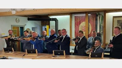 Bild: Jürgen Weiß/exb
Auf der Anlage der Feuerschützen versammelt sind (von links) Gauschützenmeister Werner Wendl, Zweiter Bürgermeister Günther Koller, Reinhold Brandl (Zimmerstutzen-Schützengesellschaft Rosenberg), Stadtrat Joachim Bender, Georg Hausmann (Schützenverein Edelweiß Obersdorf), Stadtrat Hans-Jürgen Reitzenstein, Alexander Donhauser (RWS Sport), Erster Bürgermeister Michael Göth, Erich Übler (VR-Bank Amberg-Sulzbach), Schützenmeister Kurt Falk, Oberschützenmeister Jürgen Weiß, Martin Sachsenhauser (VR-Bank Amberg-Sulzbach).