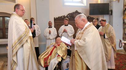 Bild: Hirsch
Die Patres Bonaventura Pihan (Zweiter von rechts) und Martin Bialas (im Rollstuhl) feierten in der Miesbergkirche in Schwarzenfeld das 60-jährige Profess-Jubiläum. Links Provinzial und Ordensoberer Lukas Temme CP.