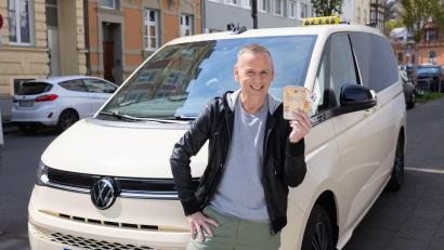 Bild: Boris Breuer/Kabel Eins/dpa
Zurück im „Quiz Taxi“: Thomas Hackenberg rollt mit dem mobilen Quizstudio wieder durch das Vorabendprogramm von Kabel Eins.