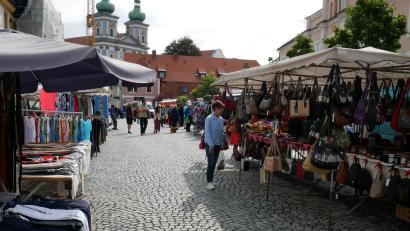 Bild: hmr
Ein vielfältiges Angebot hielten die Fieranten beim Waldsassener Herbst- und Erntemarkt am Sonntag bereit. Hielt sich die Zahl der Besucher am Vormittag noch in Grenzen, so nahm das Interesse im Laufe des Nachmittags stetig zu.