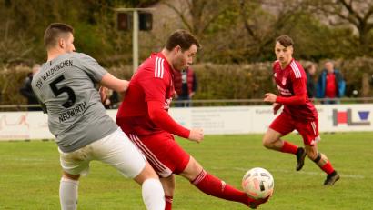 Bild: ham
Bastian Lobinger (Mitte) und seine Pfreimder empfangen am Dienstag im Halbfinale des Totopokals den SV Schwarzhofen.