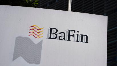 Bild: Boris Roessler/dpa
Die Bafin habe „Sicherheitsvorkehrungen getroffen und unmittelbar nach Einsetzen des Angriffs Abwehrmaßnahmen in Gang gesetzt, die auch greifen“, teilte die Finanzaufsicht mit.