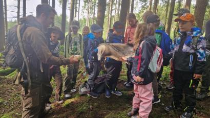 Bild: exb/Regins Schedl
Mit Interesse betrachteten die Kinder das von Andreas Greiner mitgebrahte Wildschweinfell.