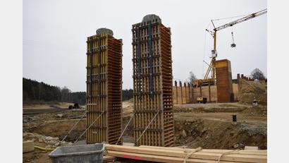 Bild: szl
Bei der Brücke über den Liebensteiner Speicher werden momentan die Widerlager neu gebaut. Auch die Verschalungen für die ersten Doppelpfeiler sind schon ausbetoniert.