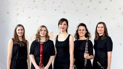 Bild: Julia Okon/exb
Das Maruti Quintett, bestehend aus den fünf Musikerinnen Anna Maiershofer (Querflöte), Katrin Schreck (Oboe), Julia Maiershofer (Klarinette), Isabel Krechlak (Horn) und Stefanie Rahm (Fagott), hat sich im Jahr 2017 an der Hochschule für Musik in Würzburg zusammengefunden.