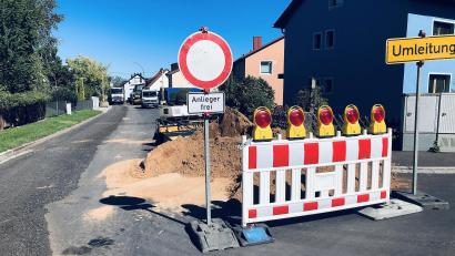 Bild: wro
Wegen Tiefbauarbeiten ist ein Teilstück der Schönfelder Straße ab der Kreuzung Buchweg/Martin-Luther-Straße derzeit gesperrt. Die Umleitungen sind ausgeschildert.