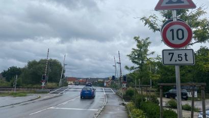 Archivbild: Wilhelm Amann
Die Geschwindigkeit bleibt für den Schwerlastverkehr auf zehn Stundenkilometer über den Bahnübergang begrenzt.