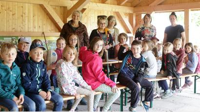 Bild: lst/exb
Handwerkliches Geschick war bei den 25 Mädchen und Jungen gefragt, die Gartenkrähen bastelten.