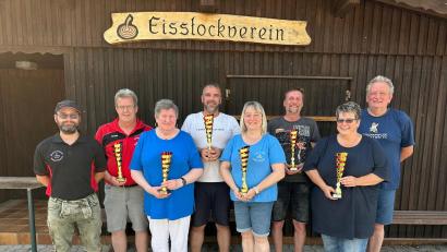Bild: nag
Da strahlen die Sieger bei der Vereinsmeisterschaft der Schnaittenbacher Eisstockschützen (von links): stellvertretender Vorsitzender Enrico Reinecke, Horst Zetzelmann, Elisabeth Menzel, Herren-Vereinsmeister Olli Schosser, Damen-Vereinsmeisterin Conni Kausler, Gerd Wohlfarter, Birgit Kindzorra und Vorsitzender Martin Kausler.