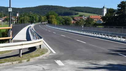 Bild: bnr
Nach dem Abschluss der Generalsanierung der Naabbrücke bei Iffelsdorf kann der Verkehr wieder ungestört fließen.