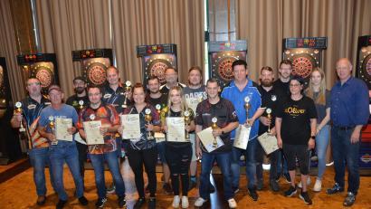 Bild: dob
Preisgelder in Höhe von 15000 Euro, Pokale und große Freude bei den Siegern kennzeichneten das "Ostmarkliga"-Dart-Turnier, zu dem Darter aus der gesamten nördlichen Oberpfalz zur Stadthalle in Vohenstrauß anreisten, und das Alexander Kraus (rechts) sowie Simone Kraus (Dritte von links) bestens ausrichteten. Auch Linda und Corbinian Kraus (von rechts) führten Turniere aus.