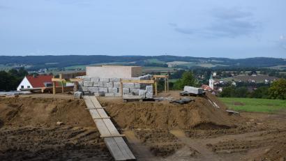 Bild: fla
Das Fundament der Motte ist so gut wie fertig - der Aufbau kann beginnen. Hoch auf dem Hirmersbühl gelegen, bietet sich nach der Fertigstellung der Turmhügelburg die Möglichkeit, die wunderbare Aussicht zu genießen.