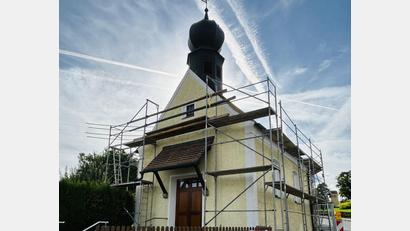 Bild: Josef Glas
Noch ist die Marienkapelle Großenschwand eingerüstet. Zum siebzigjährigen Jubiläum erstrahlt das Kirchlein in neuem Glanz.