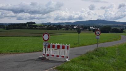 Bild: fla
An der Kreuzung der Kreisstraße 26 nach Remmelberg und dem Irltratweg ist ein "Durchfahrt verboten-Schild" angebracht. Im Hintergrund ist der Waldthurner Ortsteil Albersrieth zu sehen.