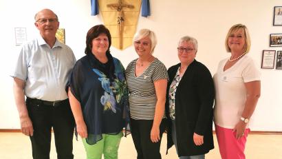 Bild: Portner
Pfarrer Herbert Rösl freut sich: Irene Zangl (ab Zweite von links) und Elisabeth Dietz führen den Katholischen Frauenbund Teunz weiter. Unterstützung erhalten sie von Bezirksvorsitzender Angelika Vogl und Diözesanvorsitzender Martha Bauer.
