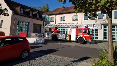 Bild: Benkhardt
Im Juli kam es zu einem Unfall auf dem Gelände der Feuerwehr Erbendorf. Ein Trike-Fahrer verletzte dabei drei Feuerwehrleute, beschädigte das Falttor und die dahinter befindliche Drehleiter. Bis zur Reparatur ist die Wehr auf ein Ersatzfahrzeug angewiesen.