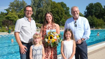 Bild: Hirsch
Oberbürgermeister Andreas Feller (rechts) und Bäderleiter Michael Maget (links) zeichnet Sabrina Albrecht mit ihren beiden Töchtern Emily und Jolien als 200 000. Besucher des Jahres im Schwandorfer Erlebnisbad aus.