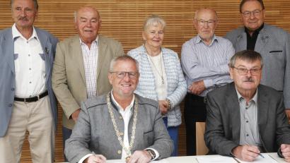 Bild: Hirsch
Oberbürgermeister Andreas Feller (sitzend links) und Vorsitzender Gerhard Hampl (sitzend rechts) unterzeichneten den Vertrag zur Auflösung des Heimatverbandes der Falkenauer. Stehend von links: Antonin Lebeda vom Partnerschaftskomitee Sokolov, zweiter Verbandsvorsitzender Otto Ulsperger, Schriftführerin Angelika Bergmann, Museumsleiter Willi Dörfler und Ernst Schober vom Partnerschaftskomitee Schwandorf.
