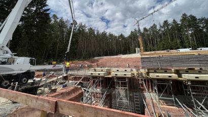 Bild: Neumeier/exb
Seit fünf Monaten wird am neuen Hochspeicher auf dem Westenberg gearbeitet. Das aufwendige Bauvorhaben endet voraussichtlich erst im nächsten Jahr.