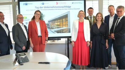 Bild: Hirsch
Sie werben für den "Tag der Unternehmensnachfolge" in der Schwarzachtalhalle in Neunburg vorm Wald (von links): Albert Eckl, Klaus Jocham, Daniela Klemm, Andrea Kahr, Thomas Ebeling, Laura Hlawatsch, Christian Meyer und Martin Birner.