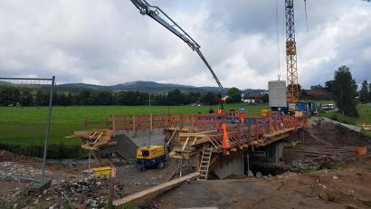 Bild: gi
Die Baufirma Fahrner aus Mallersdorf-Pfaffenberg hat bereits die Betonarbeiten für den Brückenüberbau erledigt. Der Verkehr zwischen den beiden Staatsstraßen soll noch in diesem Jahr geöffnet werden. Im Hintergrund ist die Ortschaft Lohma zu sehen.