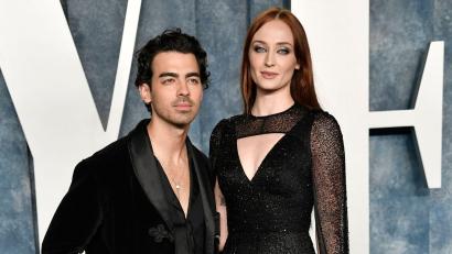 Bild: Evan Agostini/Invision/AP/dpa
Joe Jonas (l) und Sophie Turner lassen sich scheiden.