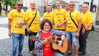 Bild: Kunz
Florian & Friends auf Junggesellenabschied in der Weidener Fußgängerzone.