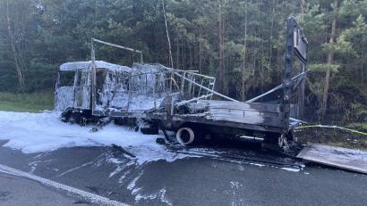 Bild: Feuerwehr Schnaittenbach/exb
Zwischen Schnaittenbach und Kohlberg ist ein Laster in Flammen aufgegangen. Er war nicht mehr zu retten, er brannte völlig aus.