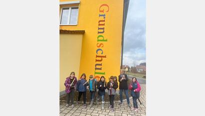 Bild: do
Auch im neuen Schuljahr legt die Grundschule am Rauhen Kulm viel Wert auf musikalische Erziehung. Unser Bild zeigt die Flötengruppe mit Schulleiterin Gabriele Bodner.