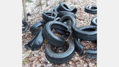 Symbolbild: Facebook/exb
Eine wilde Ablagerung von Altreifen beschäftigt die Polizei Kemnath.